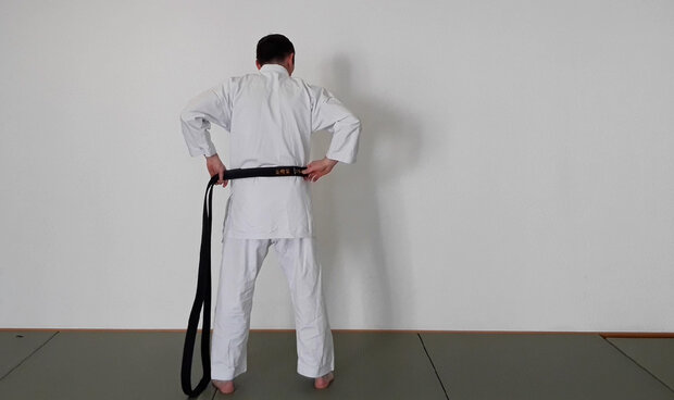 Karate Gürtel am rechten Rücken anlegen