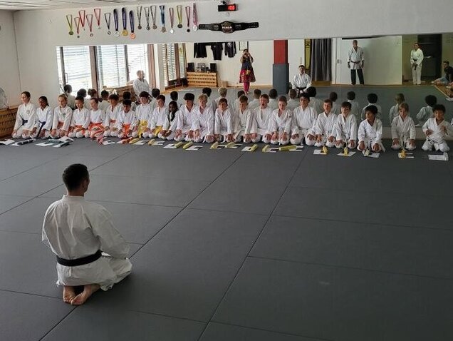 Kinder Gruppe sitzt im Seiza Kinder Gruppe sitzt nach der bestanden Karate Prüfung im Seiza