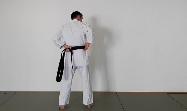 Karate Gürtel 1 mal um die Hüfte legen